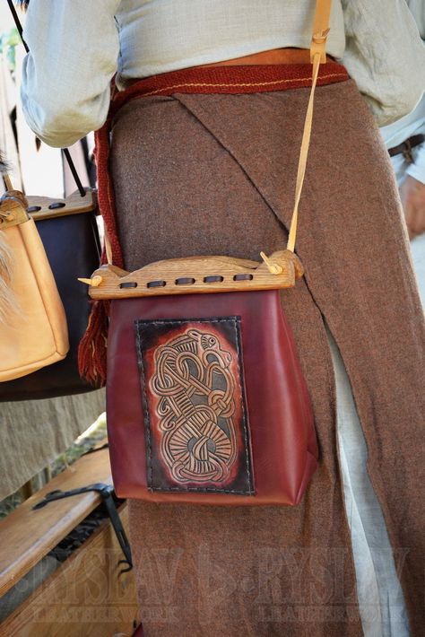 Viking Leather HANDLE Bag Hedeby Haithabu Bag Historically - Etsy Canada Viking Male, Wood Handle Bag, Medieval Bag, Capacious Bag, Medieval Reenactment, Viking Garb, Viking Reenactment, Viking Costume, Viking Clothing