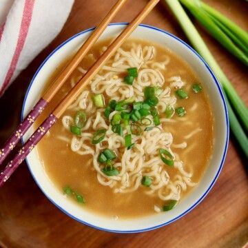 Vegetarian Noodle Bowls, Vegan Ramen Recipes, Vegetarian Noodles, Ramen Recipes Easy, Bar Restaurant Design, Easy Ramen, Asian Noodle Recipes, Ramen Recipe, Vegan Ramen