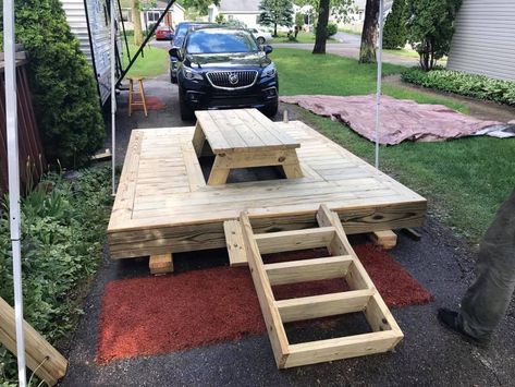 Floating Picnic Table, Tiny Houseboat, Pontoon Ideas, Boat Bar, Lake Fun, Tiki Bars, Diy Boat, Camp Ideas, Canoes