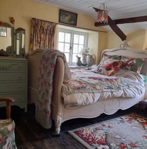 Cute granny core bedroom with a traditional bed Granny Bedroom, Grannycore Bedroom, Granny Chic Bedroom, Grandma Core Bedroom, Grandma Core, Blogger Inspiration, Traditional Bed, Granny Chic, Chic Bedroom