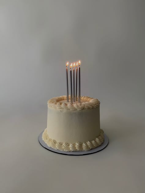 Minimalist Bday Cake White, Birthday Cake Classic Design, Mini Bday Cake Ideas, Birthday Cake Gender Neutral, Small White Birthday Cake, Birthday Mini Cake Aesthetic, Plain White Birthday Cake, Tan Birthday Cake, Minimalist Bday Cake Aesthetic