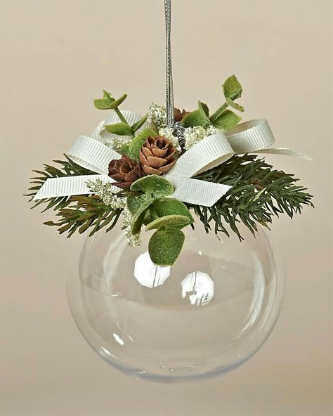 Clear Baubles Ideas Xmas, Clear Christmas Balls Ornaments Ideas, Clear Christmas Ball Ornament Ideas, Clear Baubles Ideas, Clear Christmas Ball Ornament Ideas Diy, Baubles Diy Christmas, Christmas Bauble Ideas, Diy Christmas Baubles, Clear Christmas Ornaments