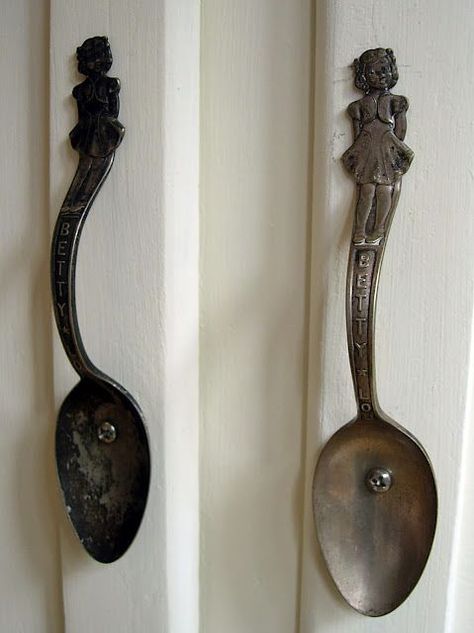 old spoons turn into cabinet handles: Silverware Crafts, Do It Yourself Crafts, Cupboard Doors, Pole Barn, Door Pulls, Cabinet Handles, Door Knobs, 인테리어 디자인, Flea Market