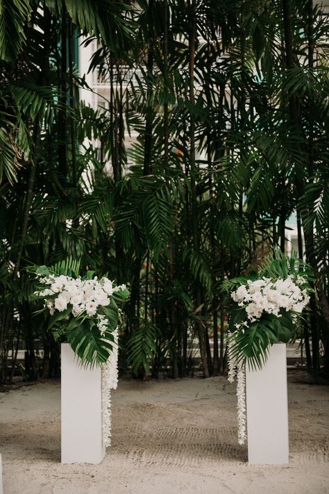 Small Wedding Ideas, Tropical Wedding Theme, Modern Elopement, Hawaii Beach Wedding, Fiji Wedding, Palm Wedding, Wedding Alters, Key West Wedding, Aisle Flowers