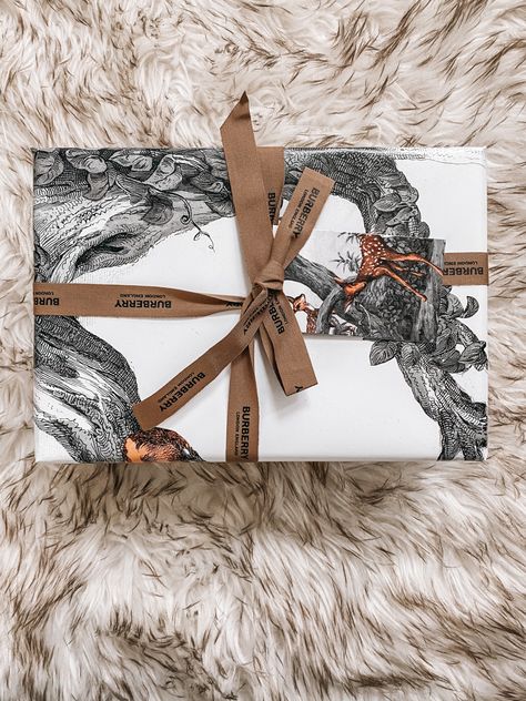 Brown Christmas Gift Wrapping, Luxury Paper Bag Design, Burberry Packaging, Luxury Packaging Design, Perfume Packaging, Gift Box Design, Candle Packaging, Creative Gift Wrapping, Box Packaging Design