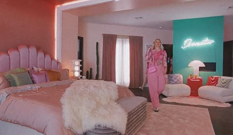 Regina George Room Ideas, Regina George Bedroom, Regina George Room, Lilly Pulitzer Outfits, Renee Rapp, Makeover Bedroom, Snow Angel, Regina George, Dream Room Inspiration