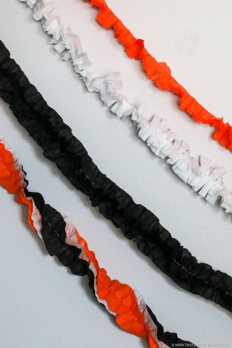 Halloween Streamers, Halloween Garlands, Diy Halloween Garland, Crepe Paper Garland, Crepe Paper Decorations, Diy Halloween Masks, Vintage Halloween Party, Garland Halloween, Paper Decorations Diy