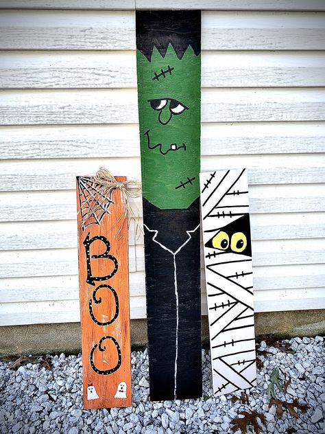 Halloween Pallet Painting Ideas, Fence Picket Halloween Decor, Wood Plank Halloween Decor, Halloween Painted Boards, Diy Pallet Halloween Projects, Halloween Decorations Outdoor Pallets, Halloween Board Painting Ideas, Halloween Wood Planks, Halloween Wood Porch Signs