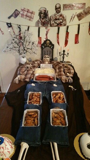 Skeleton Food display!  Display your favorite chicken wings,  sausage,  ribs and meatloaf for the body of you skeleton. Party Table Decoration Ideas, Halloween Party Table Decorations, Haunted Halloween Party, Cheap Halloween Party, Best Halloween Party, Halloween Party Accessories, Halloween Themed Birthday Party, Halloween Party Table, Table Decoration Ideas