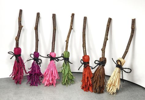 Mini Witch Broom, Handmade Broom, Adornos Halloween, Halloween Crafts Decorations, Witchy Crafts, Witch Broom, Fall Halloween Crafts, Halloween Diy Crafts, Witch Decor