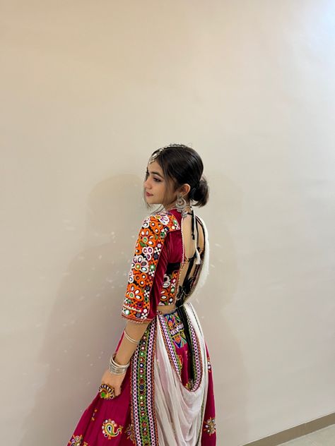 Navaratri Photoshoot Ideas, Navratri Poses For Women, Dandiya Outfit Ideas, Navaratri Outfit Ideas, Gujrati Dress, Navratri Fits, Navratri Vibes, Navratri Look, Garba Outfit