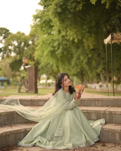 Poses In Frock Suit, Poses On Anarkali Dress, Anarkali Dress Photo Poses, Anarkali Dress Photoshoot Poses, Anarkali Photoshoot Poses, Frock Poses Photo Ideas, Poses In Anarkali Dress, Girls Photoshot Style, Sitting Poses In Anarkali Dress