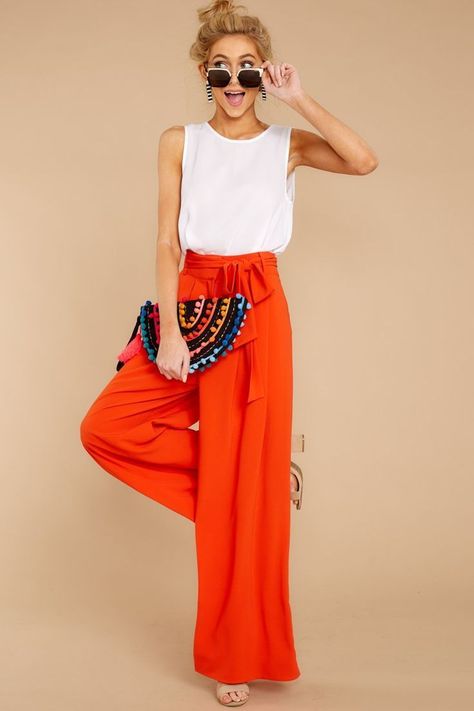 Orange Pants Outfit, Pantalon Orange, Black Dress Outfit Casual, Orange Pants, Casual Chique, Black Dress Outfits, Red Dress Boutique, Go Getter, Inspiration Mode