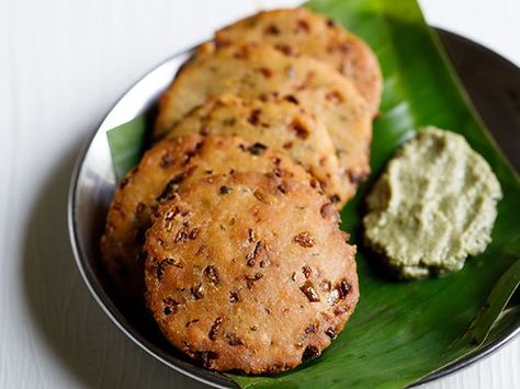 maddur vada recipe Maddur Vada, Diwali Faral, Ic Recipes, Vada Recipe, Diwali Snacks, Diwali Food, Coconut Chutney, Famous Recipe, Evening Snacks