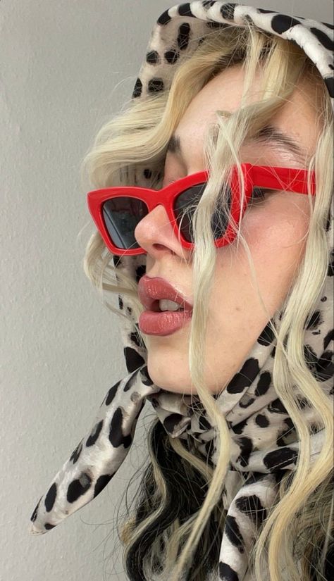 Quirky Instagram Pictures, Colorful Sunglasses Aesthetic, Red Selfie, Glasses Photoshoot Ideas, Sunglasses Photoshoot Photo Ideas, Red Sunglasses Outfit, Red Glasses Aesthetic, Red Glasses Outfit, Creative Sunglasses