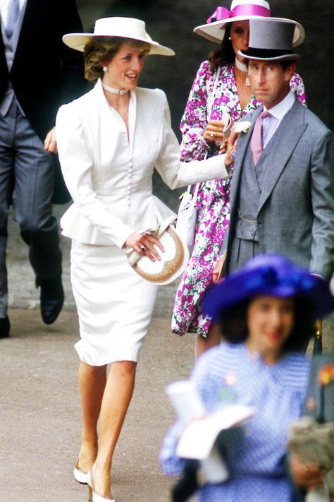 Princess Diana races outfits: in a white skirt suit for Ascot in 1986 Ascot Outfits, White Skirt Suit, Princ Harry, Princess Diana Fashion, Princess Diana Family, Princess Diana Photos, Prinz Harry, Princes Diana, Diana Fashion