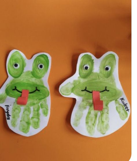 Hand Print Frogs, Frog Handprint Art, Wild Animal Crafts For Toddlers, Bug Crafts For Infants, Frog Arts And Crafts, Frog Bulletin Board Ideas, Frog Crafts For Toddlers, Daycare Crafts For Infants, Frog Handprint