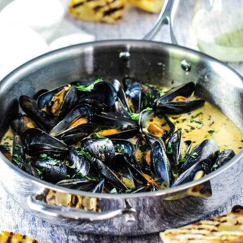 Muscles Recipe White Wine, Muscles Seafood, Garlic Butter Mussels, Muscles Recipe, Muscle Recipes, Baked Mussels, Steamed Mussels, Mussels Recipe, Tapas Dishes