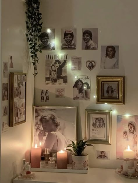 Lana Del Rey Room Aesthetic, Bedroom Inspo Vintage, Wall Decor Coquette, Downtown Room, Dream Bedroom Inspiration, Beachy Room, Gorgeous Bedrooms, Pretty Bedroom, Room Goals