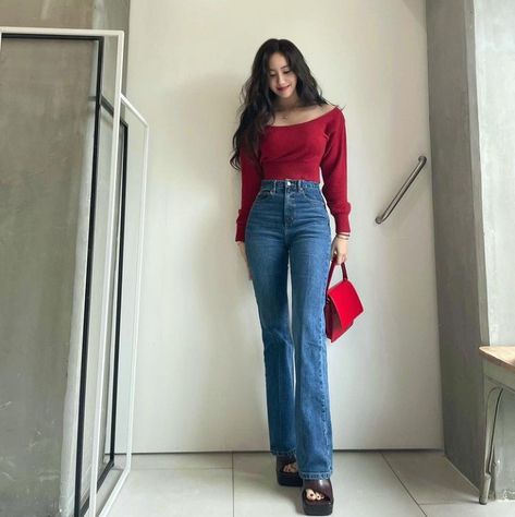 Cute Outfits With Flare Jeans, Red Jeans Outfit, Neat Casual Outfits, Celebrity Casual Outfits, Jeans Outfit Women, Dressy Casual Outfits, Outfit Jeans, Ulzzang Fashion, Fashion Hacks Clothes