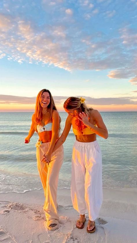 Sommar Vibes, Sunset Fits, Simple Beach Outfit, Aesthetic Honey, Preppy Ocean, Goldenhour Aesthetic, Florida 30a, Bff Photos, Cute Beach Outfits