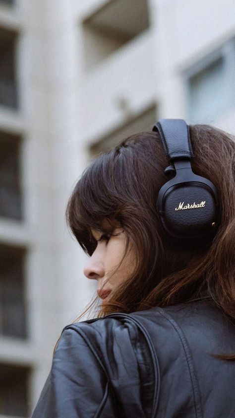 Marshall Headphones Aesthetic, Marshall Headphones, Headphones Art, Headphones Aesthetic, Vision Board Diy, Cute Headphones, Girl With Headphones, Audio Room, Cool Electronics