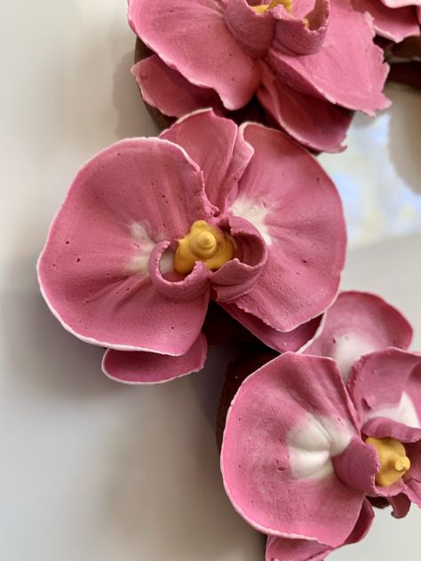 Royal icing orchid flower Orchid Cookies Decorated, Orchid Cookies, Orchid Cake Ideas, Orchid Buttercream, Orchid Cupcakes, Buttercream Orchid, White Flower Cake Shoppe, Orchid Cake, Marshmallow Flowers