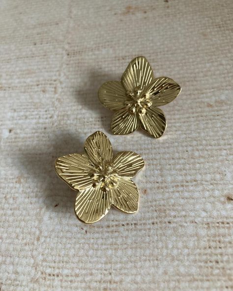 🏷️£14.99 & Free delibery 🌸Dainty lightweight gold earrings. The perfect statement pair. 🛍️Tap the link to shop. Limited availability. #goldflowers #flowerearrings #flowerjewellery #goldearrings #dainty #daintyjewellery #leicesterbusiness Flower Earrings Gold, Gold Statement Earrings, Flower Stud Earrings, Flower Stud, Big Earrings, Big Flowers, Gold Flower, Flower Earrings Studs, Flower Studs