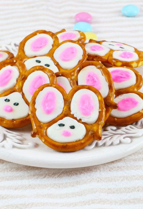 Bunny Pretzels - My Incredible Recipes Bunny Pretzels, Easter Pretzel, Elvis Presley Cake, Easy Easter Recipes, Easter Marshmallow, White Almond Bark, Pretzel Treats, Banana Treats, Rock Cake