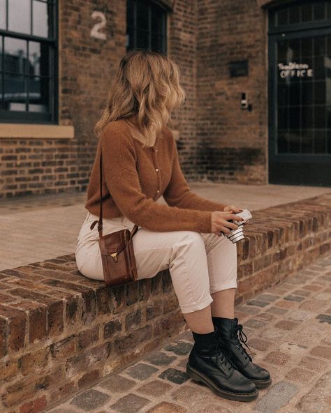 Sarah Mantelin on Instagram: “Cosy season is just around the corner 🍂 Have the temperatures already started to drop where you live? Wearing the iconic Gaspard jumper…” Fall Outfit Elegant, Fall Outfit Inspiration 2024, Outfits With Brown Hair, Autumn Cosy Outfit, Cosy Autumn Outfits, Casual Brown Outfits, Boho Autumn Outfits, Autumn Boho Outfits, Sarah Mantelin