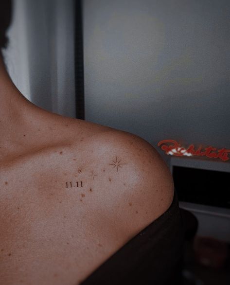 Mini Tattoos Collar Bone, Constellation Tattoo Collarbone, Colar Bone Tattoo Stars, Collarbone Minimalist Tattoo, Collarbone Constellation Tattoo, Fine Line Constellation Tattoo, Constellation Tattoo Collar Bone, Star Elbow Tattoo, Coldplay Tattoo