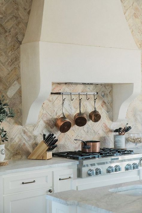 French Kitchen Design, Backsplash Herringbone, French Country Kitchen Designs, Country Interior Design, French Interior Design, French Farmhouse Style, Country Kitchen Designs, French Country Kitchens, French Style Homes