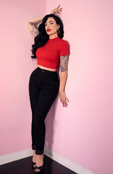 Retro Outfits For Women, Cabelo Pin Up, Micheline Pitt, Ripped Jeggings, Rockabilly Outfits, Pin Up Outfits, Trendy Swimwear, Psychobilly, Rockabilly Fashion