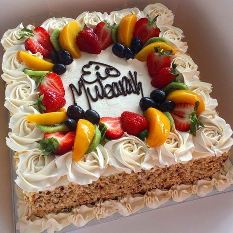 Square Cake With Fruit Decoration, Sheet Cake With Fruit, Fresh Fruit Cake Decoration, Fresh Fruit Cake Design, Mexican Fruit Cake, Rectangle Cake Designs, Tres Leches Cake Decoration Ideas, Square Cake Designs, Summer Fruit Cake