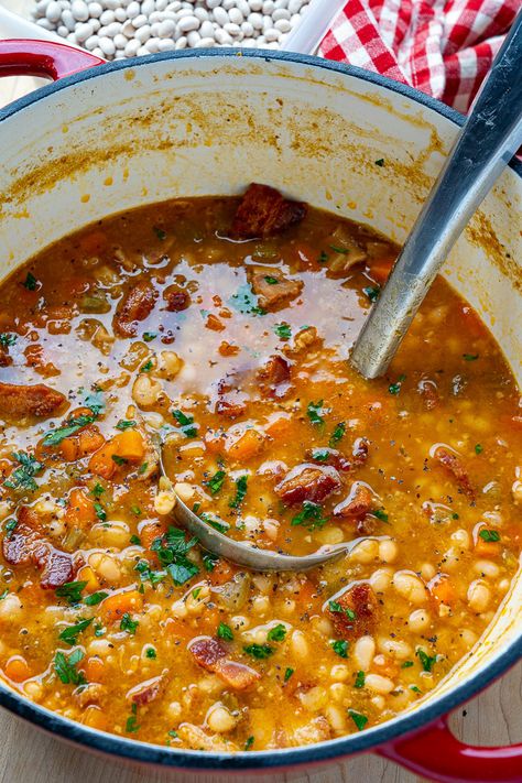 A simple and amazingly tasty bacon and bean soup; pure comfort in a bowl! Bean And Bacon Soup, Bacon Soup, Bean Soup Recipes, Savory Soups, Fall Soups, Soup And Stew, Soup And Sandwich, Easy Soups, Bacon Recipes