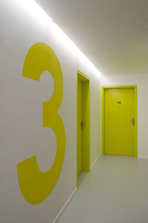 Signalisation + portes Office Nyc, Hotel Corridor, Corridor Design, Cabinet Medical, Salford, Wayfinding Signage, Environmental Design, Reggio Emilia, Environmental Graphics