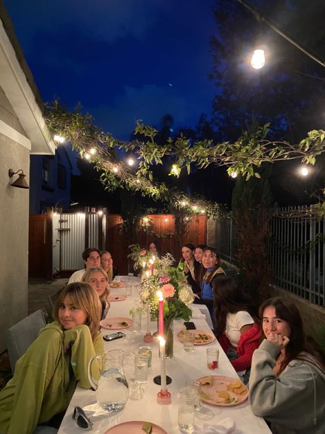 Birthday Dinner Buffet Ideas, Small Outdoor Dinner Party, Backyard Evening Party, Simple Table Settings Birthday, Birthday Dinner Outside, Rooftop Birthday Party Ideas, Patio Birthday Party, Birthday House Party Ideas, Patio Dinner Party