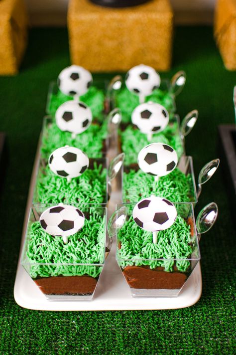 Dirt Pudding Soccer Field Soccer Party Food, Soccer Treats, Soccer Party Decorations, Soccer Theme Parties, Dirt Pudding, Soccer Birthday Parties, Anniversaire Diy, Soccer Theme, Sport Cakes