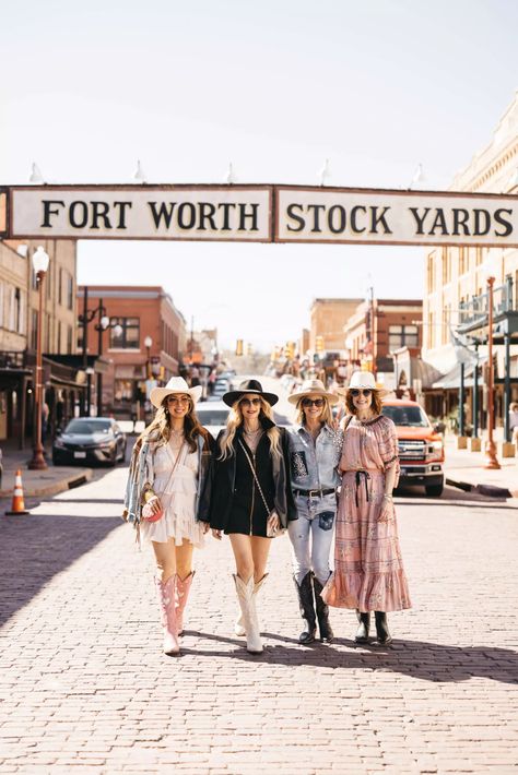 HOTEL DROVER: THE BEST SPOT FOR A WEEKEND GETAWAY Texas Weekend Getaways, Texas Chic, Texas Winter, Texas Girls, Travel Texas, Cowboy Romance, Texas Fashion, Slim And Fit, Loungewear Luxury