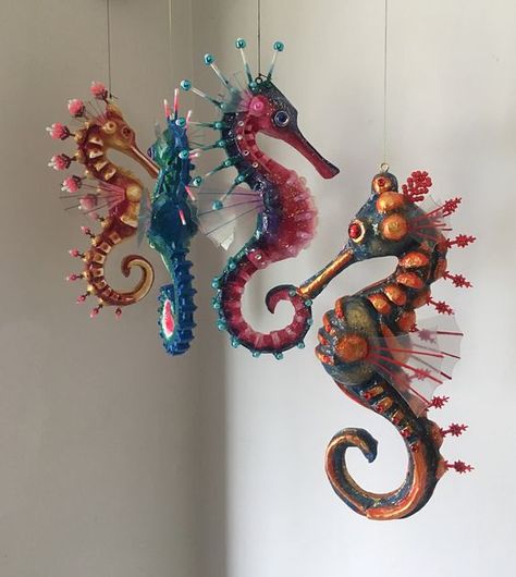 Seahorse Polymer Clay, Sea Animal Clay Sculpture, Sea Creature Sculpture, Diy Seahorse Decor, Seahorse Decorations, Diy Seahorse, Clay Seahorse, Ceramic Seahorse, Seahorse Crafts