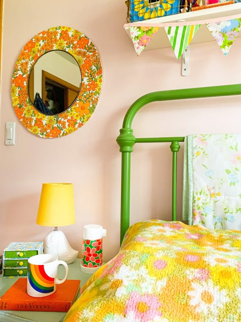 Flower Power Decor, Flower Power Nursery, Groovy Bedding, Groovy Room Aesthetic, Flower Power Bedroom, Groovy Mirror, Wood And Wallpaper, Diy Retro Decor, Diy Round Mirror