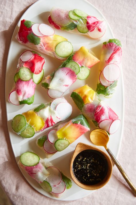 51 Delicious Easter Brunch Recipes to Make This Year Spring Rolls With Flowers, Edible Flower Salad, Pretty Brunch, Grad Food, Food Arrangement, Vegetarian Gourmet, Recipes Eggs, Birthday 19, Flower Recipes