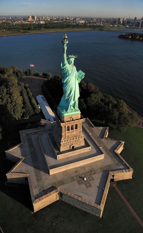 World Trade Center Nyc, New York Statue, New York Travel Guide, The Statue Of Liberty, New York City Travel, Lady Liberty, Travel Images, New York Travel, Travel Aesthetic