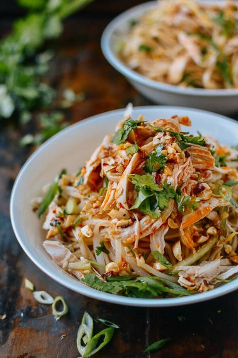 Cold Noodles Recipes, Salad Asian, Shredded Chicken Recipe, Yummy Noodles, Woks Of Life, The Woks Of Life, Cold Noodles, Peanut Recipes, Coconut Rice