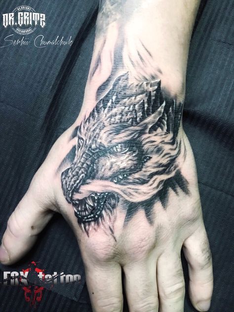 Dragon Hand Tattoo Design, Hand Tattoo Animals, Dragon Hand Tattoo Men, Dragon On Hand Tattoo, Hand Tattoo Dragon, Tattoo Japon, Dragon Hand Tattoo, Tattoo Main, Dragon Head Tattoo