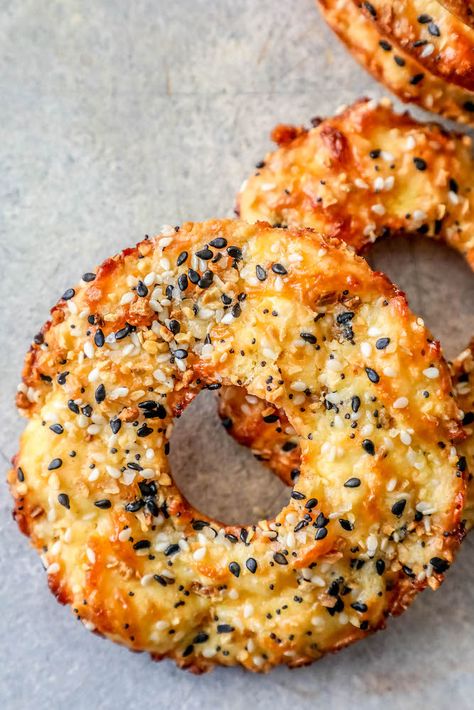 Keto Bagel Recipe, Keto Bagel, Keto Bagels, Low Carb Snack, Resep Diet, Low Carb Diets, Bagel Recipe, Carb Meals, Everything Bagel