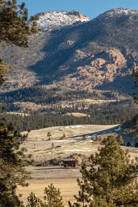 Ranch House Wallpaper, Cattle Ranch Aesthetic, Ranch Background, Ranch Wallpaper, Yellowstone Vibes, Ranch Aesthetic, Colorado Aesthetic, Yellowstone Ranch, Ranch Photography