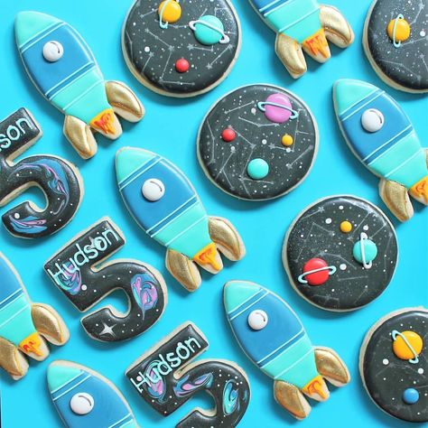 Blast off🚀🛸🌌❇👽 • • • #starrrrbakes #customsugarcookies #royalicing #custom #baking #sugarcookies #venturacounty #805 #outterspace #birthday… Space Cookies, Moon Cookies, Rocket Space, Astronaut Birthday, Space Theme Party, Outer Space Birthday, Space Birthday Party, Pretty Cookies, Cookies For Kids