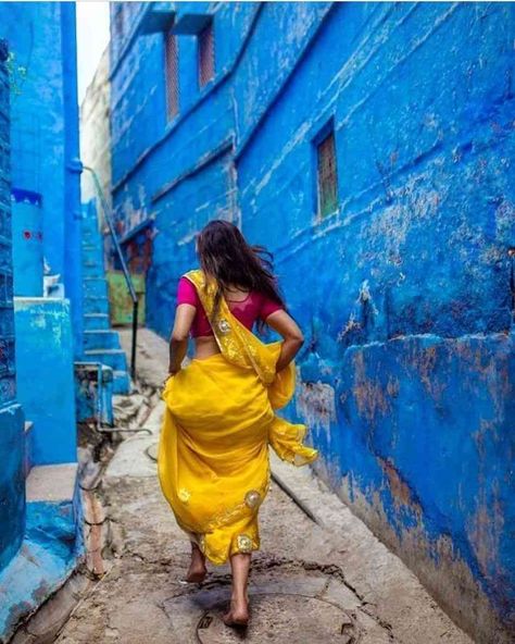 These Stunning Photos Beautifully Capture The Different Colors Of India Amazing India, India Culture, India Photography, Pose Fotografi, Indian Photoshoot, Saree Photoshoot, Indian Photography, Blue City, Indian Aesthetic