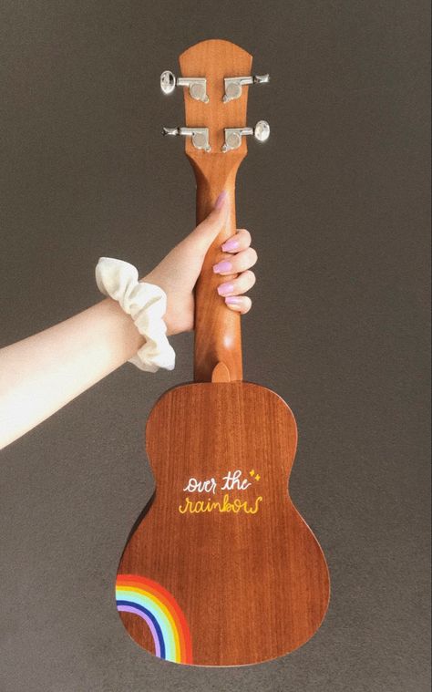 Paint On Ukulele, Painting On Guitar Aesthetic, Painting On Ukulele, Painted Ukulele Aesthetic, Ukulele Painting Ideas, Ukulele Painting, Arte Do Ukulele, Ukulele Aesthetic, Custom Ukulele